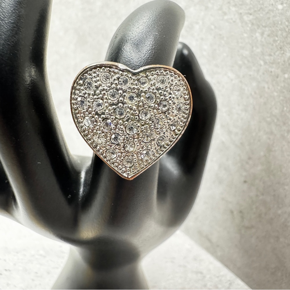 🤍 Silver Tone Rhinestone Heart Ring – Size 6 – Solid Weighted Piece